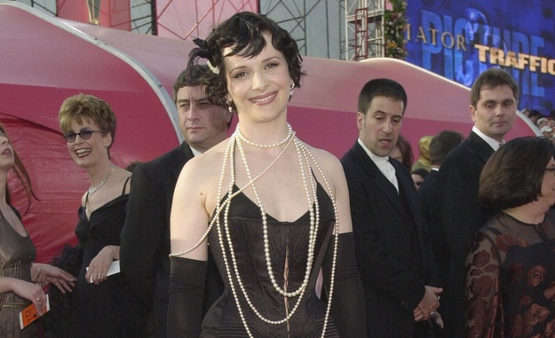  Juliette Binoche wearing pearls at the Academy Awards ceremony.