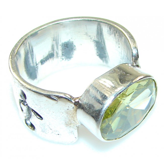 Solid Green Peridot Quartz Sterling Silver Ring s. 9