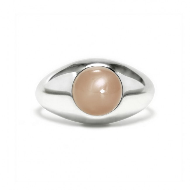 Charming signet ring in sterling silver with a peach moonstone