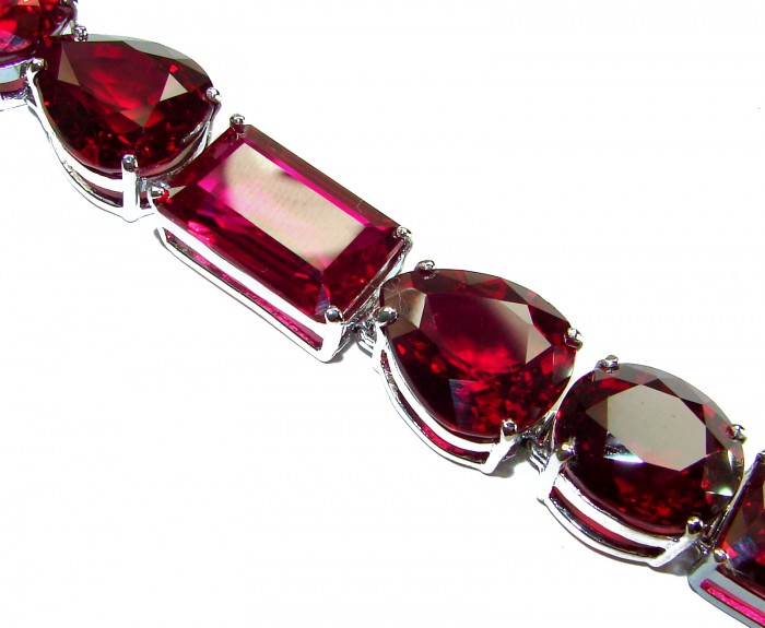 Tiffany - Magnificent 125.5 carat Red Garnet .925 Sterling Silver handcrafted Heavy Bracelet - Close-up of red garnet stones in sterling silver setting.