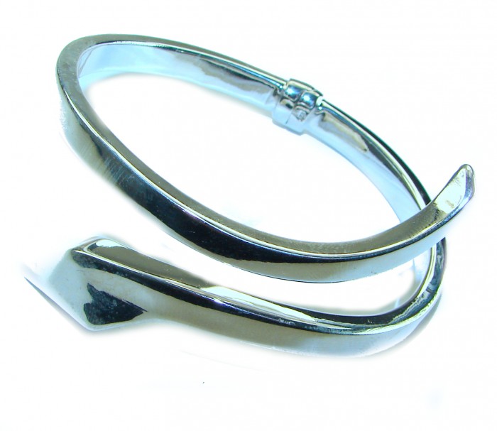 Snake - highly polished Italy made Bracelet in best quality .925 Sterling Silver - Top view of highly polished snake-shaped Italian bracelet.