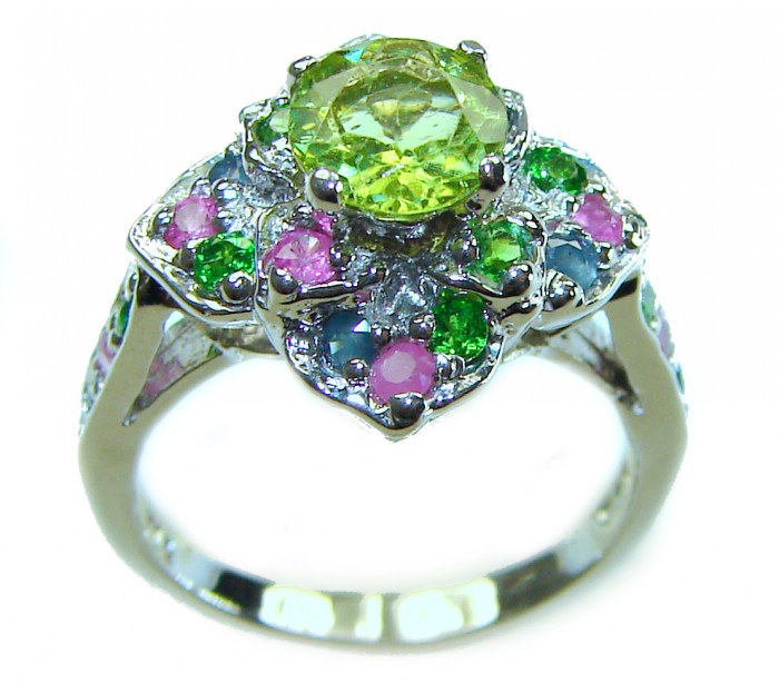 Floral design authentic 11.9 carat Peridot .925 Sterling Silver handmade Ring s. 4 3/4 - Floral design Peridot ring, stone close-up, 11.9ct, .925 Sterling Silver