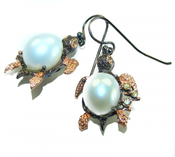 Sea Turtle Natural round cut 1.2 carat White Mother of Pearl 2 tones .925 Sterling Silver handcrafted earrings - Sea turtle earrings with mother of pearl, top view.