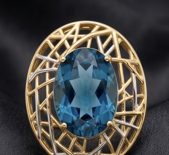 Blue Island - 8.2 carat London Blue Topaz 18K Gold over .925 Sterling Silver handmade Pendant - Close-up of 8.2 carat London Blue Topaz in 18K Gold setting