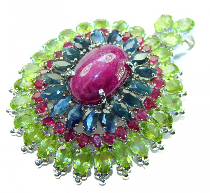 Giovanna- Victorian style - 49.5 carat Authentic Star Ruby .925 Sterling Silver handcrafted Pendant Brooch - Close-up of Victorian style star ruby gemstone with colorful gems