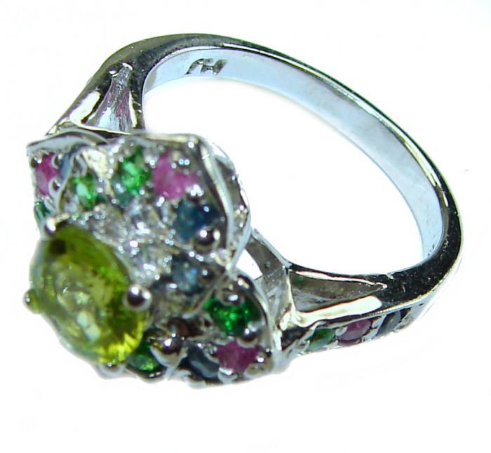 Floral design authentic 11.9 carat Peridot .925 Sterling Silver handmade Ring s. 4 3/4 - Side view of floral design Peridot ring in .925 sterling silver.