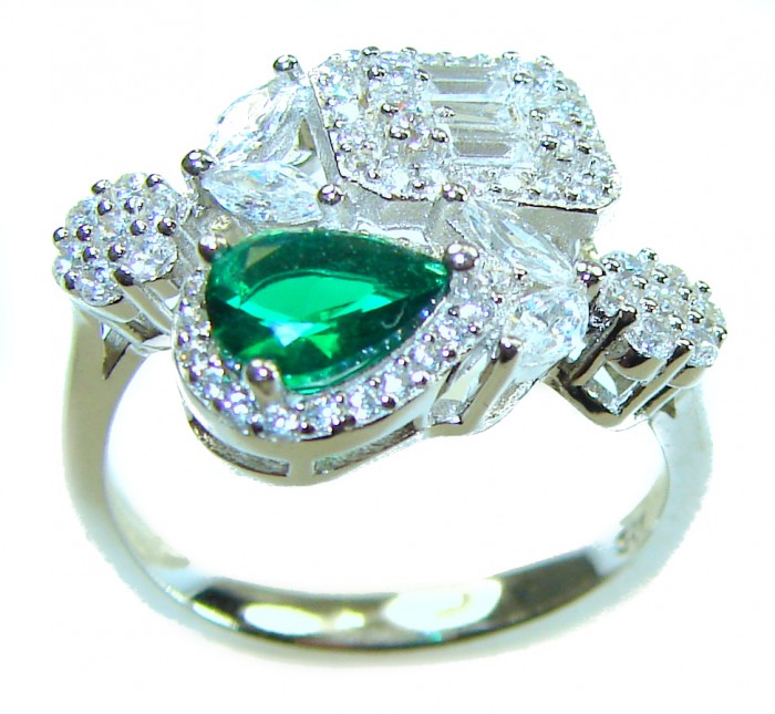 Vintage style - Timless Treasure 18.5 carat Colombian Emerald .925 Sterling Silver handcrafted Ring size 7 - Emerald and diamond ring, front angle, vintage style design.