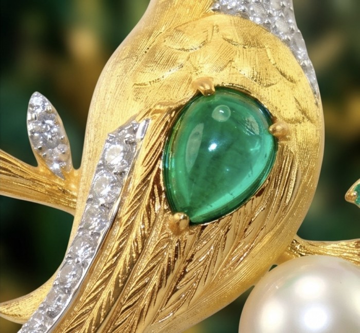 Bird on a Pearl - Genuine 7.5 carat yellow Emerald 18K Gold over .925 Sterling Silver handmade Pendant - Brooch - Close-up of emerald and diamond detail on bird-shaped jewelry piece.