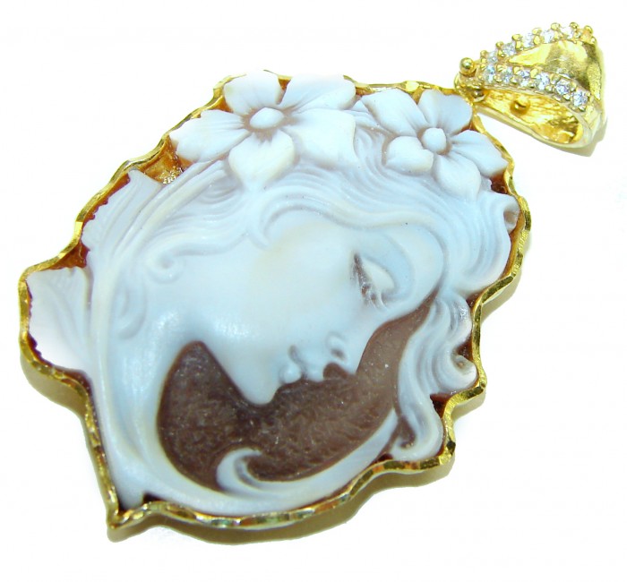 Exquisite vintage style Real Shell Cameo .925 Sterling Silver DIPPED IN 22K Gold handcrafted Made in Italy Statement pendant - Close-up of vintage style shell cameo pendant with gold trim detailing.