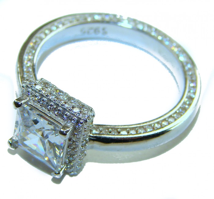 Luxurious 4.2 carat White Topaz .925 Sterling Silver handcrafted Ring s. 9 - Close-up of luxurious white topaz sterling silver ring