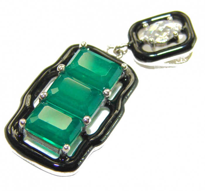 Art Deco 8.5 carat Emerald black enamel .925 Sterling Silver handmade Pendant - Emerald and black enamel Art Deco pendant, stone close-up.