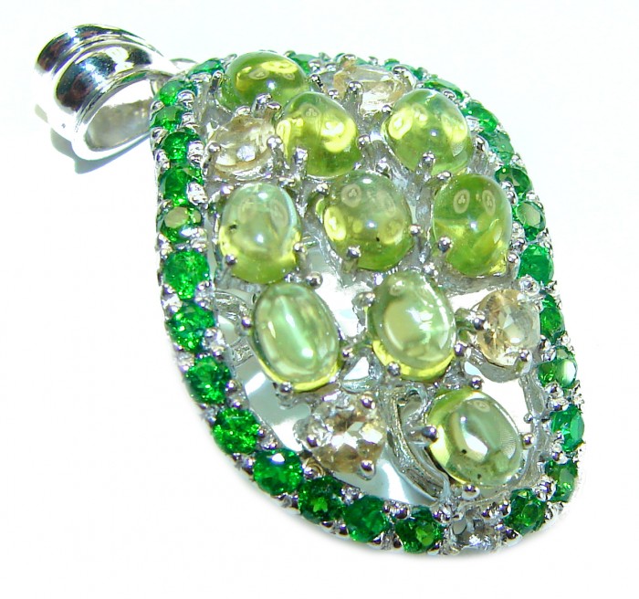 Wise Bliss Authentic 22.6 carat Peridot .925 Sterling Silver handmade Pendant - Close-up of Wise Bliss Peridot pendant, 22.6 ct, in .925 Sterling Silver.