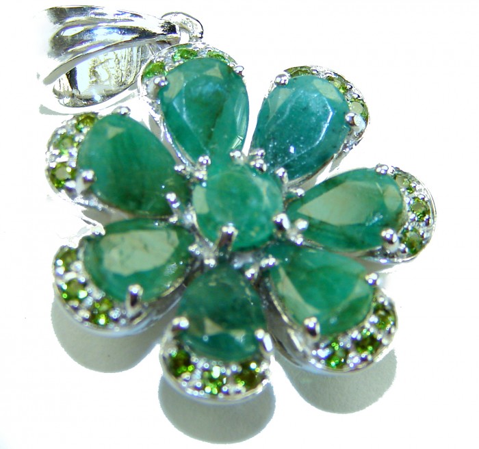 Amazonia - 18.8 carat Colombian Emerald .925 Sterling Silver handmade Statement pendant - Emerald flower pendant close-up, 18.8 carat, .925 sterling silver.