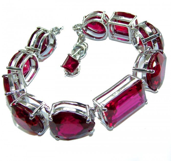 Tiffany - Magnificent 125.5 carat Red Garnet .925 Sterling Silver handcrafted Heavy Bracelet - Close-up of red garnet and sterling silver bracelet laying flat.
