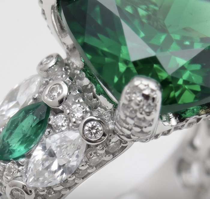 Top quality - Real Treasure assher cut 17.2 carat Chrome Diopside .925 Sterling Silver Ring size 7 - Stone close-up of 17.2 carat Chrome Di ring with detailed setting.