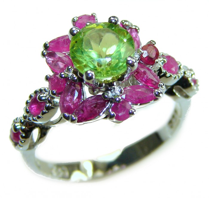 Alessia authentic 4.9 carat round cut Peridot .925 Sterling Silver handmade Ring s. 5 - Close-up of Alessia ring with peridot and pink stones, front angle.
