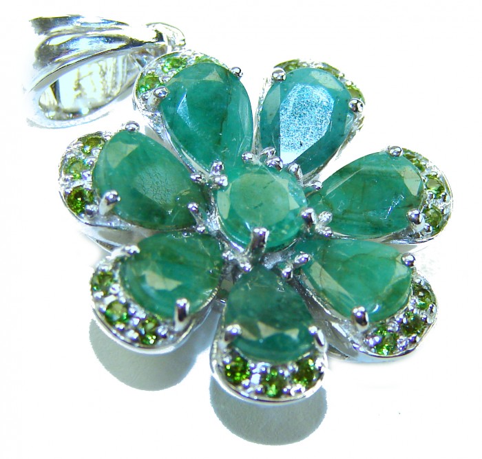 Amazonia - 18.8 carat Colombian Emerald .925 Sterling Silver handmade Statement pendant - Emerald flower pendant close-up, .925 sterling silver setting.