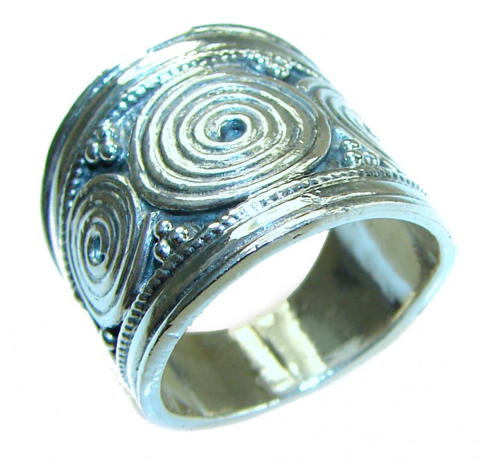 Precious - Bali made .925 Sterling Silver handcrafted Ring s. 6 - Bali handcrafted .925 Sterling Silver ring, top view, swirl design.