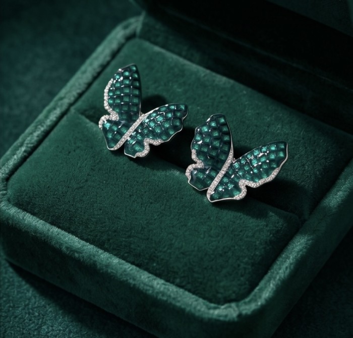 Incredible Butterflies genuine mystery setting 15.5 CARAT Emerald .925 Sterling Silver handcrafted Earrings - Butterfly earrings in green velvet box, top view.