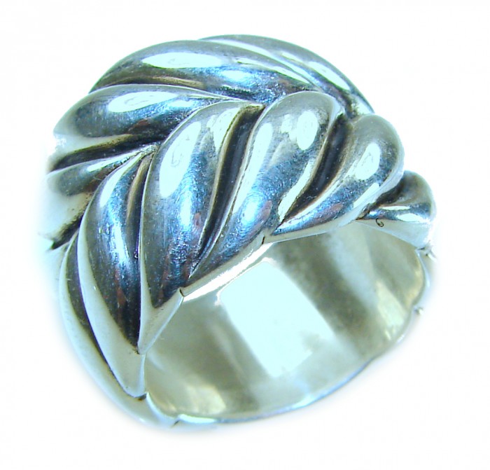 Large and Solid Bali made .925 Sterling Silver ring size 7 1/2 - Top view of large Bali .925 sterling silver twisted design ring.