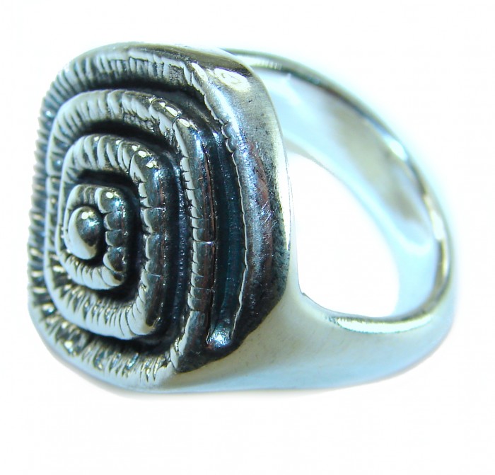 Italy Made Silver Sterling Silver ring s. 9 - Side view of Italy-made sterling silver ring, size 9, with embossed design.