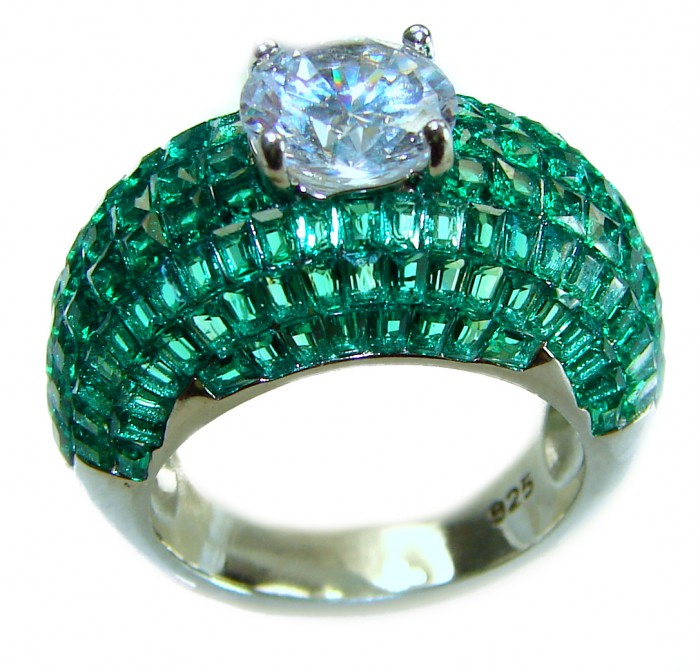 Love is Forever - authentic 11.2 carat Emerald .925 Sterling Silver Eternity Ring size 7 - Emerald ring close-up with central diamond, top view
