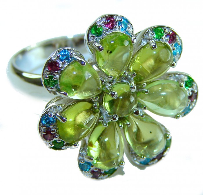 Wise Bliss Authentic Peridot .925 Sterling Silver handmade Ring s. 7 - Close-up of Wise Bliss Peridot sterling silver ring in flower design.