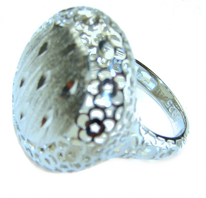 Casablanca Italy made .925 Sterling Silver brilliantly handcrafted ring s. 7 - Side view of Casablanca Italy .925 sterling silver ring with floral design.