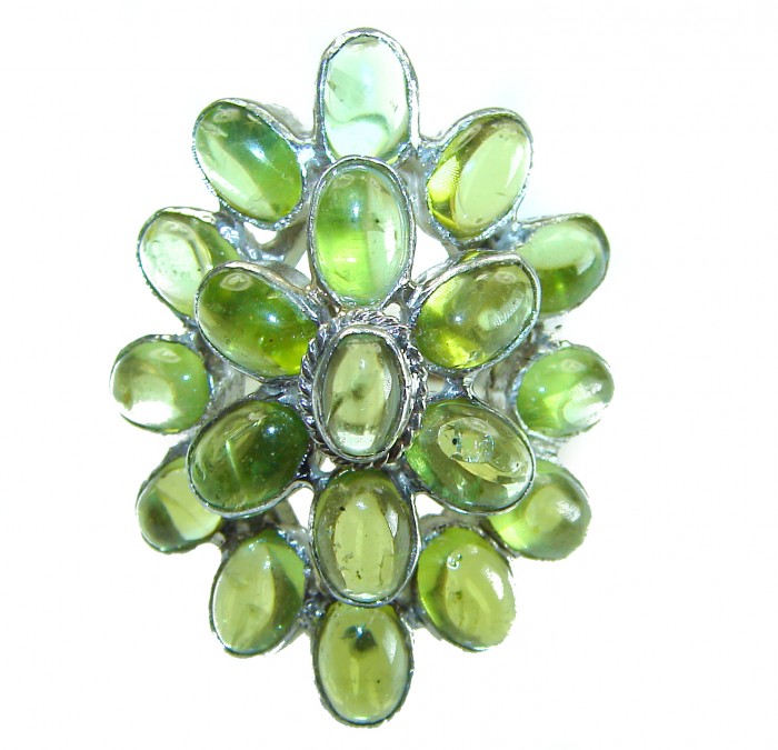 Alessia authentic 29.9 carat genuine Brazilian Peridot .925 Sterling Silver handmade Ring s. 7 - Peridot ring close-up, featuring 29.9 carats of genuine Brazilian stones