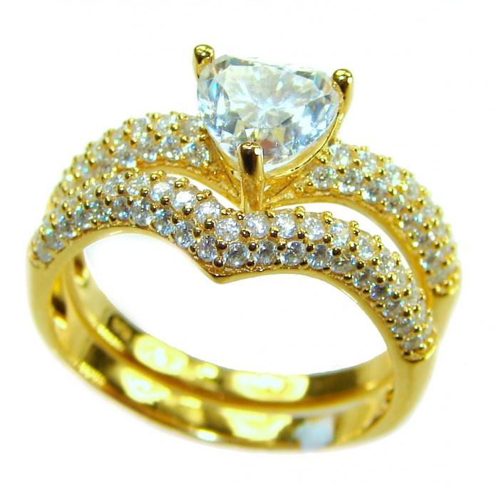 Sparkling pavé 4.5 carat Moissanite curve in a chic chevron shape Luxurios .925 Sterling silver Stackable Heart Ring size 7 - Gold ring with pavé Moissanite, front view with chevron curve.