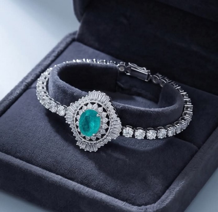Vintage style - Timless Beauty - 10.5 carat Colombian Emerald 7.8 carat White Topaz .925 Sterling Silver handcrafted Statement bracelet - Close-up of vintage bracelet with emerald centerpiece in a box.