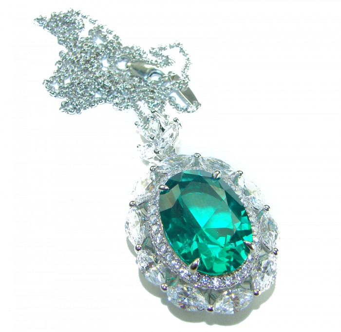 Vintage design - genuine oval cut 22.7 carat Chrome Diopside .925 Sterling Silver handcrafted Necklace - Close-up of vintage necklace with 22.7 carat oval cut Chrome Diopside.