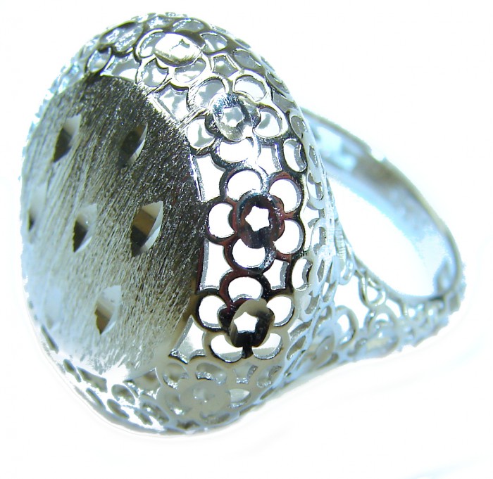 Luxurious Italy made .925 Sterling Silver brilliantly handcrafted ring s. 7 1/4 - Side view of intricate .925 Sterling Silver ring with floral design.