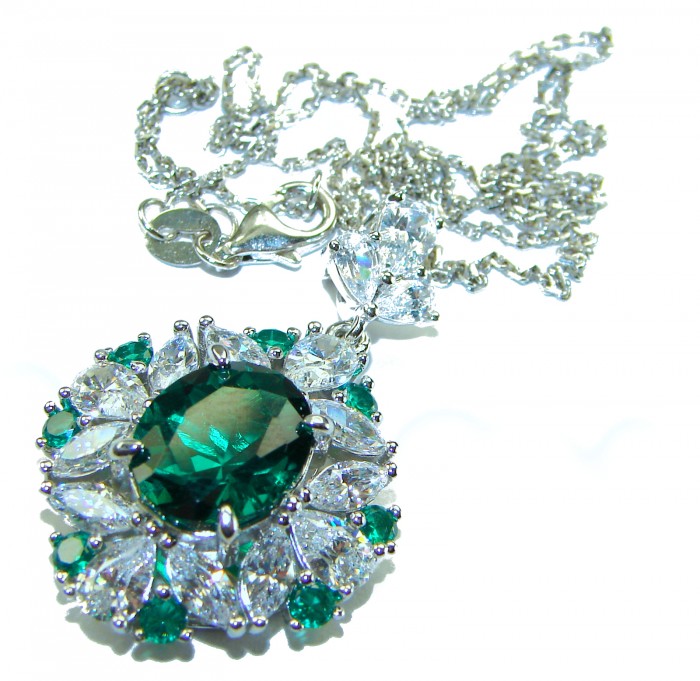 Vintage design - genuine oval cut 20.7 carat Chrome Diopside .925 Sterling Silver handcrafted Necklace - Chrome diopside pendant stone close-up with chain detail