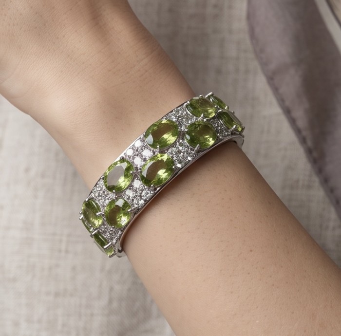 Tiffany - Authentic 45.2 carat Green Tourmaline .925 Sterling Silver handcrafted Statement bangle Bracelet - Worn on wrist: Green Tourmaline bracelet, sterling silver, 45.2 carat.