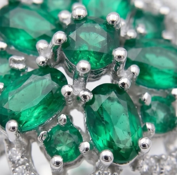 SPRING 6.5 carat Chrome Diopside .925 Sterling Silver handcrafted ring size 6 - Close-up of Chrome Diopside stones set in sterling silver.