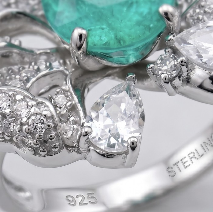 Precious wild Flower 3.2 CARAT Emerald .925 Sterling Silver Statement Ring s. 6 3/4 - Close-up of emerald and crystal stones on sterling silver jewelry