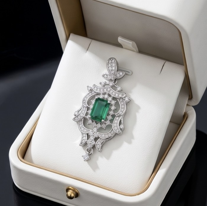 Luxurious victorian style 2.5 carat Emerald .925 Sterling Silver handmade Pendant - Victorian-style emerald pendant in gift box, top view