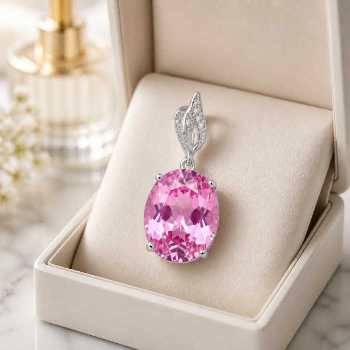 Tiffany - authentic 14.5 carat Pink Topaz .925 Sterling Silver handcrafted Statement pendant - Close-up of pink topaz pendant in sterling silver display box