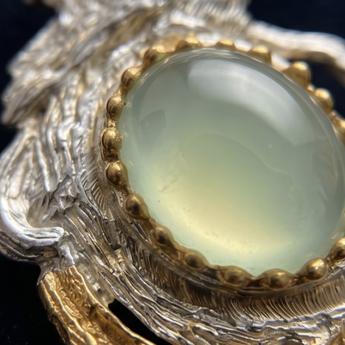 Green Rooster 11.2 carat Prehnite 2 tones .925 Sterling Silver handmade Brooch - Close-up of Green Rooster 11.2 carat Prehnite in two-tone setting.