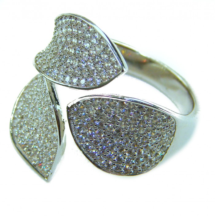 Luxurious 8.2 carat White Topaz .925 Sterling Silver handcrafted Ring s. 7 - Elegant white topaz sterling silver ring, top view close-up.