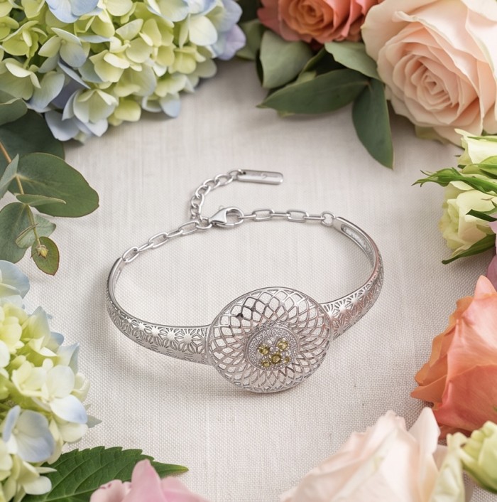 Casablanca - authentic 2.2 carat green Tourmaline .925 Sterling Silver Bracelet - Silver bracelet with green Tourmaline, surrounded by flowers, top view.