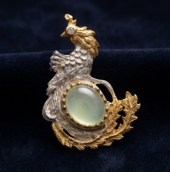 Green Rooster 11.2 carat Prehnite 2 tones .925 Sterling Silver handmade Brooch - Rooster-shaped brooch with prehnite, silver, and gold details close-up.