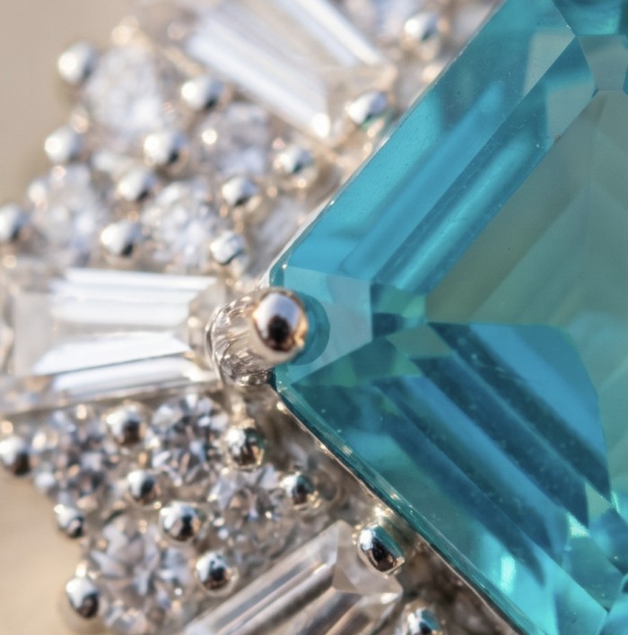 Wonderland 9.5 carat Brazilian Paraiba Tourmaline .925 Sterling Silver Handcrafted Ring size 7 - Close-up of Brazilian Paraiba Tourmaline with surrounding gemstones