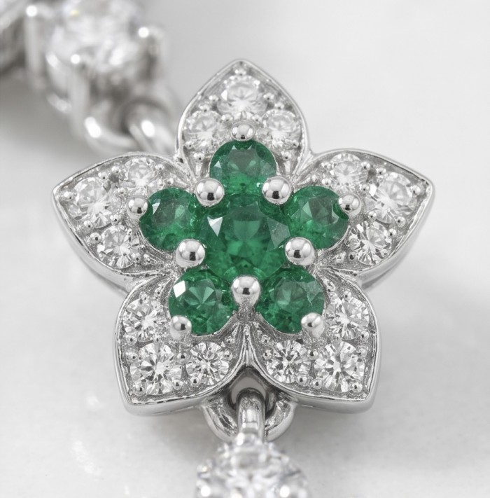 Spectaculat 12.5 carat Tsavorite Garnet .925 Sterling Silver handcrafted earrings - Stone close-up of 12.5 carat Tsavorite Garnet on sterling silver.