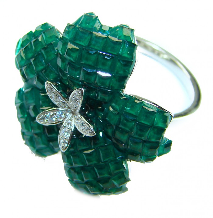 Vintage style - Timless Beauty 12.5 carat Emerald .925 Sterling Silver handcrafted Statement Ring size 8 1/4 - Emerald flower ring close-up, featuring arranged stones and silver petals.