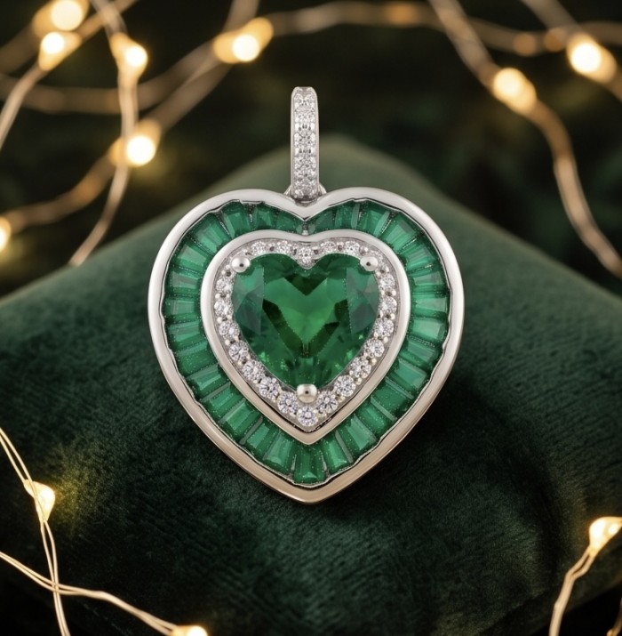 Art deco - My Sweet Heart Natural 4.8 carat Colombian Emerald .925 Sterling Silver Handcrafted pendant - Heart-shaped emerald pendant on velvet with light reflections