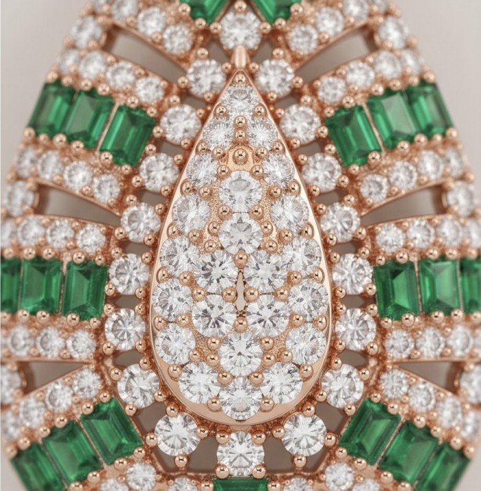Isabella 4.2 carat oval cut Emerald 18K Rose Gold .925 Sterling Silver Perfectly handcrafted pendant - Close-up of Isabella 4.2 carat emerald in 18K rose gold setting