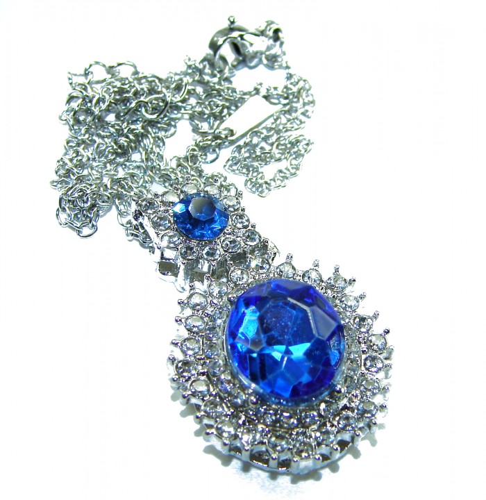 Blue Drop - Vintage style - 8.5 carat authentic Swiss Blue Topaz .925 Sterling Silver handcrafted necklace - Necklace with blue stones and silver chain, close-up view.