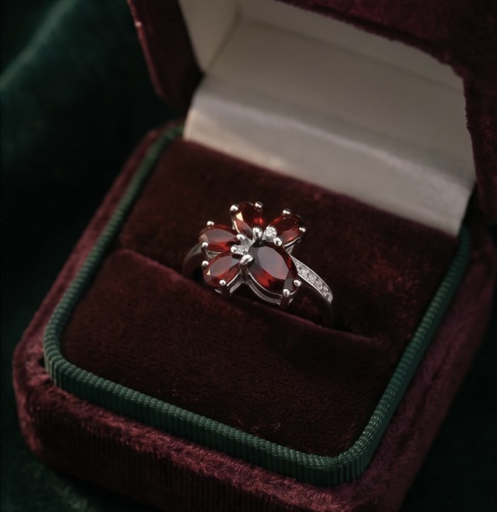 Precious Garnet - authentic 5.2 carat Garnet .925 Sterling Silver Ring size 7 - Garnet ring in box, top view showing stone details